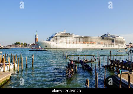 Le paquebot MSC Poesia traverse le canal en face de la place Saint-Marc.a partir d'août 2021, les grands bateaux de croisière ne seront plus autorisés à passer près de la place Saint-Marc, ni le canal Giudecca par la suite, selon les autorités, ils polluent l'air et l'eau, Endommager le fond marin et modifier l'écosystème de la lagune jusqu'à présent, c'est la route à travers le coeur de Venise prise par tous les paquebots entrant dans la lagune pour vider des millions de touristes par an. Après plusieurs mois d'interruption, les géants de la mer avaient recommencé à traverser Venise début juin. Banque D'Images