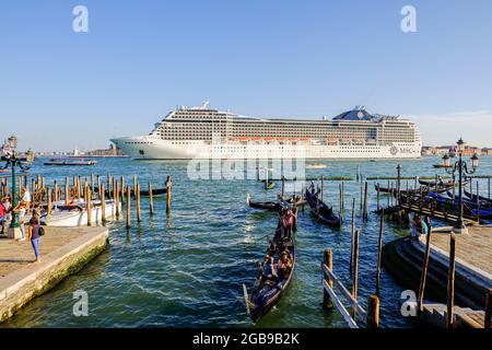 Le paquebot MSC Poesia traverse le canal en face de la place Saint-Marc.a partir d'août 2021, les grands bateaux de croisière ne seront plus autorisés à passer près de la place Saint-Marc, ni le canal Giudecca par la suite, selon les autorités, ils polluent l'air et l'eau, Endommager le fond marin et modifier l'écosystème de la lagune jusqu'à présent, c'est la route à travers le coeur de Venise prise par tous les paquebots entrant dans la lagune pour vider des millions de touristes par an. Après plusieurs mois d'interruption, les géants de la mer avaient recommencé à traverser Venise début juin. Banque D'Images