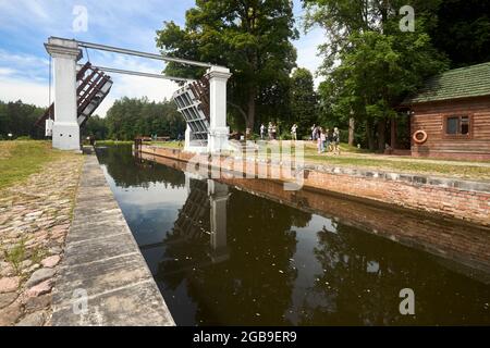 Grodno - août 2021 : canal d'Augustow, canal d'Avgustowski ou Kanal Augustowski unissant les fleuves de Vistule Neman protégés par l'UNESCO à Dombrovka Chertok Banque D'Images
