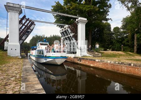 Grodno - août 2021 : le bateau Neman avec les touristes entre dans l'écluse de Dombrovka sur le canal d'Augustow, le canal d'Avgustowski ou Kanal Augustowski protégé par l'UNESCO Banque D'Images