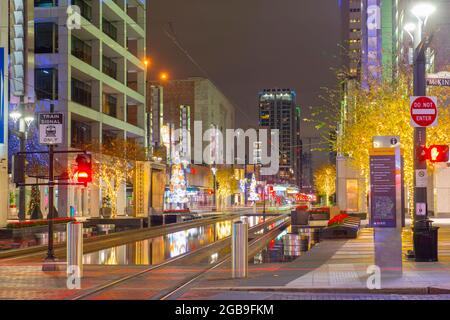 Scène nocturne du centre-ville de Houston sur main Street à McKinney Street avec les rails de Metrorail dans la ville de Houston, Texas, États-Unis. Banque D'Images