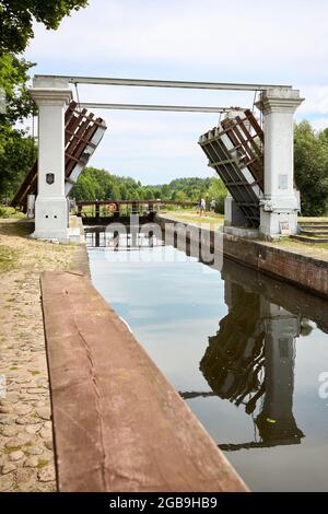 Grodno - août 2021 : canal d'Augustow, canal d'Avgustovski ou Kanal Augustowski unissant les fleuves de Vistule Neman protégés par l'UNESCO à Chertok Dombrovka Banque D'Images