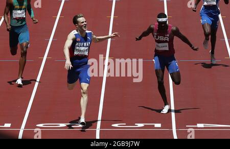 Tokyo, Japon. 03ème août 2021. Karsten Warholm (L), en Norvège, remporte la médaille d'or et établit un nouveau record mondial de 45.94 dans le cadre de la compétition masculine de 400m haies lors des Jeux olympiques d'été de Tokyo à Tokyo, au Japon, le mardi 3 août 2021. Benjamin Rai des États-Unis (R) a remporté la médaille d'argent. Photo de Bob Strong/UPI. Crédit : UPI/Alay Live News Banque D'Images