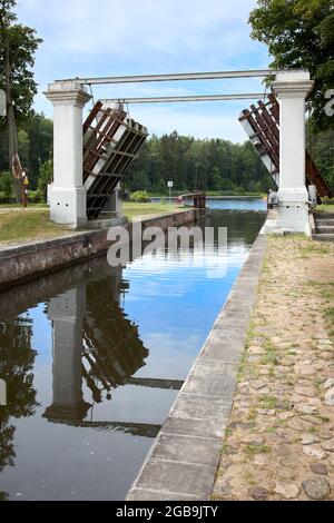 Grodno - août 2021 : canal d'Augustow, canal d'Avgustovski ou Kanal Augustowski unissant les fleuves de Vistule Neman protégés par l'UNESCO à Chertok Dombrovka Banque D'Images