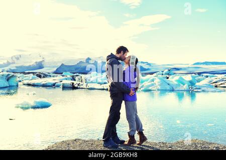 Couple romantique embrassant amoureux de l'Islande. Par le lagon glaciaire de Jokulsarlon, Islande. Banque D'Images