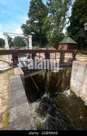 Grodno - août 2021 : porte d'écluse de Dombrovka sur le canal d'Augustow, le canal d'Avgustowski ou le canal de Kanal Augustowski protégé par l'UNESCO à Grodno Hrodna Banque D'Images
