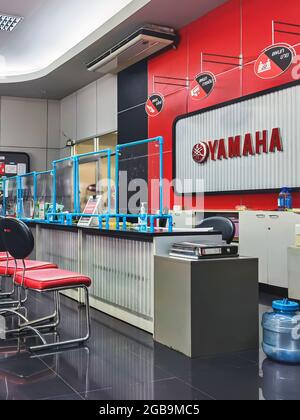 KANCHANABURI,THAÏLANDE-JUIN 10, 2021 : séparation plastique transparent entre le client et le vendeur pour la santé et la sécurité en raison de la propagation de Banque D'Images