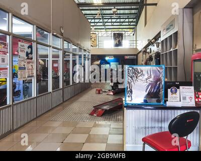 KANCHANABURI,THAÏLANDE-JUIN 10, 2021 : séparation plastique transparent entre le client et le vendeur pour la santé et la sécurité en raison de la propagation de Banque D'Images