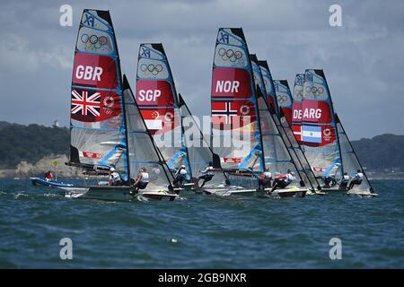 Kanagawa, Japon. 3 août 2021. Les athlètes participent à la course de voile de la médaille du skiff 49er FX féminin aux Jeux Olympiques de Tokyo 2020 à Kanagawa, au Japon, le 3 août 2021. Credit: Huang Zongzhi/Xinhua/Alamy Live News Banque D'Images