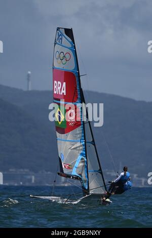 Kanagawa, Japon. 3 août 2021. Martine Grael/Kahena Kunze, du Brésil, concourra lors de la course féminine de voile à la médaille du skiff 49er FX aux Jeux Olympiques de Tokyo 2020 à Kanagawa, au Japon, le 3 août 2021. Credit: Huang Zongzhi/Xinhua/Alamy Live News Banque D'Images