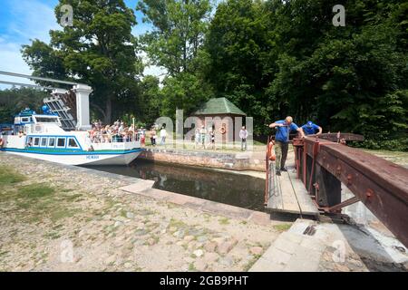 Grodno - août 2021 : les employés de Dombrovka ouvrent le barrage et la porte manuellement pour le passage de bateau de Neman sur le canal d'Augustow, le canal d'Avgustovski ou Kanal Banque D'Images