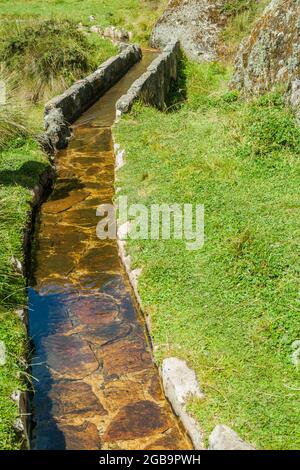 Cumbe Mayo - aqueduc pré-Inca 2000 ans, 9 km de long. Pérou du Nord près de Cajamarca. Banque D'Images