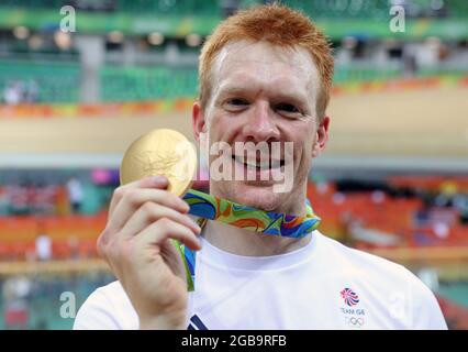 Photo du dossier datée du 12-08-2016 de Ed Clancy de Grande-Bretagne avec sa médaille d'or après la victoire dans la finale de poursuite de l'équipe masculine le septième jour des Jeux Olympiques de Rio, Brésil. Date de publication : le mardi 3 août 2021. Banque D'Images