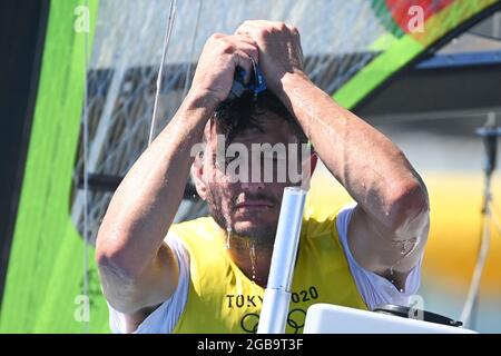 Kanagawa, Japon. 3 août 2021. Peter Burling, de Nouvelle-Zélande, réagit après la course de voile à la médaille 49er du skiff masculin aux Jeux Olympiques de Tokyo 2020 à Kanagawa, au Japon, le 3 août 2021. Credit: Huang Zongzhi/Xinhua/Alamy Live News Banque D'Images