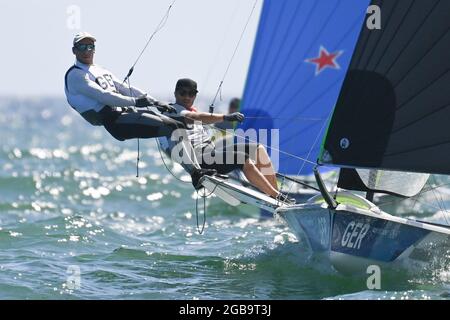 Kanagawa, Japon. 3 août 2021. Thomas Ploessel (L) et Erik Heil, d'Allemagne, participent à la course de voile de la médaille 49er du skiff masculin aux Jeux Olympiques de Tokyo 2020 à Kanagawa, au Japon, le 3 août 2021. Credit: Huang Zongzhi/Xinhua/Alamy Live News Banque D'Images