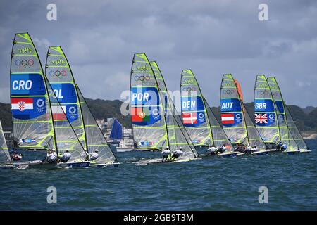 Kanagawa, Japon. 3 août 2021. Les athlètes participent à la course de voile pour la médaille 49er du skiff masculin aux Jeux Olympiques de Tokyo 2020 à Kanagawa, au Japon, le 3 août 2021. Credit: Huang Zongzhi/Xinhua/Alamy Live News Banque D'Images