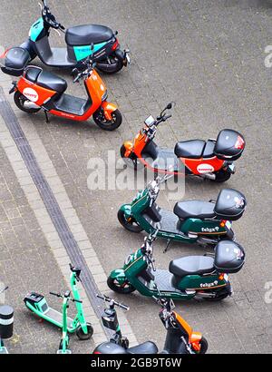 Hambourg, Allemagne, le 22 juillet 2021 : vue aérienne des scooters et scooters de location électrique sur un trottoir pavé gris dans le centre-ville Banque D'Images