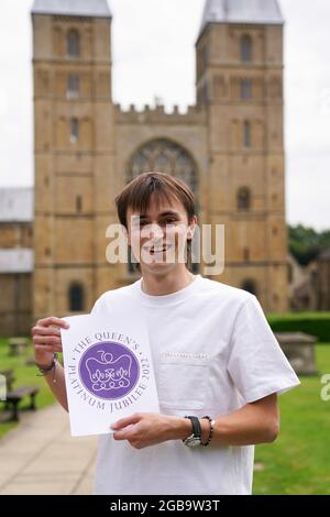 Edward Roberts dans le domaine de Southwell Minster à Notinghamshire avec sa conception gagnante pour le concours du Jubilé de platine de la Reine. En 2022, la reine Elizabeth II deviendra le premier monarque britannique à célébrer un Jubilé de platine - soixante-dix ans de service - ayant accédé au trône le 6 février 1952. Date de la photo: Lundi 2 août 2021. Banque D'Images