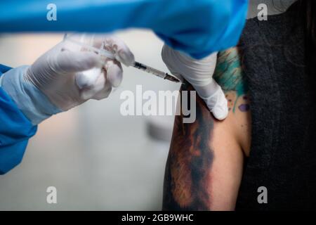 Bogota, Colombie. 2 août 2021. Un homme reçoit une dose du vaccin Moderna COVID-19 alors que les conducteurs de transport public et les personnes de 25 à 30 ans commencent leur phase de vaccination avec le nouveau vaccin Moderna COVID-19 contre la coronavirus à Bogota, Colombie, le 2 août 2021. Crédit : long Visual Press/Alamy Live News Banque D'Images