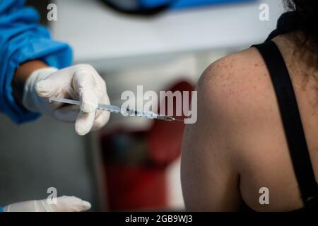 Bogota, Colombie. 2 août 2021. Une femme reçoit une dose du vaccin Moderna COVID-19 alors que les conducteurs de transport public et les personnes de 25 à 30 ans commencent leur phase de vaccination avec le nouveau vaccin Moderna COVID-19 contre la coronavirus à Bogota, Colombie, le 2 août 2021. Crédit : long Visual Press/Alamy Live News Banque D'Images