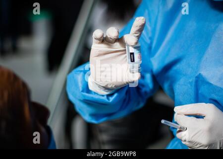 Bogota, Colombie. 2 août 2021. Une infirmière montre le flacon du nouveau vaccin contre le coronavirus Moderna comme conducteur de transport public et les personnes de 25 à 30 ans commencent leur phase de vaccination avec le nouveau vaccin Moderna COVID-19 contre la maladie du coronavirus à Bogota, Colombie, le 2 août 2021. Crédit : long Visual Press/Alamy Live News Banque D'Images