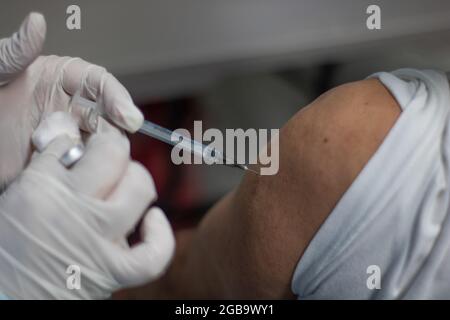 Bogota, Colombie. 2 août 2021. Une femme reçoit une dose du vaccin Moderna COVID-19 alors que les conducteurs de transport public et les personnes de 25 à 30 ans commencent leur phase de vaccination avec le nouveau vaccin Moderna COVID-19 contre la coronavirus à Bogota, Colombie, le 2 août 2021. Crédit : long Visual Press/Alamy Live News Banque D'Images