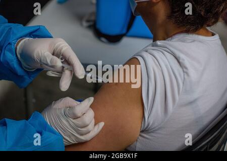 Bogota, Colombie. 2 août 2021. Une femme reçoit une dose du vaccin Moderna COVID-19 alors que les conducteurs de transport public et les personnes de 25 à 30 ans commencent leur phase de vaccination avec le nouveau vaccin Moderna COVID-19 contre la coronavirus à Bogota, Colombie, le 2 août 2021. Crédit : long Visual Press/Alamy Live News Banque D'Images