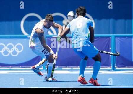 TOKYO, JAPON - AOÛT 3 : Simon Gougnard de Belgique, Surender Kumar de l'Inde en compétition pour la demi-finale masculine lors des Jeux Olympiques de Tokyo 2020 au stade de hockey Oi le 3 août 2021 à Tokyo, Japon (photo de PIM Waslander/Orange Pictures) Banque D'Images