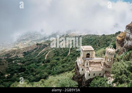 Erice,Sicile,Italie.ville historique au sommet des montagnes surplombant la campagne luxuriante.vue sur le château de Vénus,Castello di Venere, dans les nuages. Banque D'Images