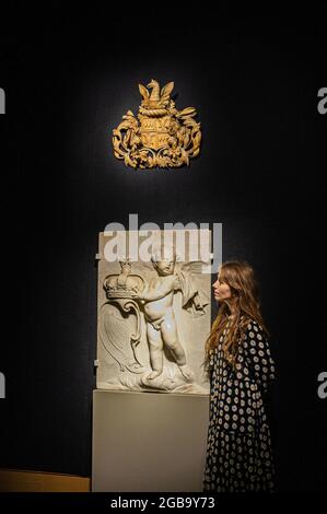 BONHAMS 2 août 2021. Relief, marbre, Putto tenant la couronne et les armoiries de l'Irlande, style d'Arnold Quellin ou Grinling Gibbons, Angleterre, vers 1686, sur prêt du Victoria and Albert Museum, une Bonhams a accueilli une exposition à New Bond Street.siècles dans la fabrication, l'exposition, En partenariat avec la Grinling Gibbons Society, marque le lancement d'une exposition nationale célébrant la vie, le génie et l'héritage du maître sculpteur et sculpteur en bois du XVIIe siècle, Grinling Gibbons. L'exposition débute le mardi 3 août - 300 ans après la mort de Gibbons. Crédit Banque D'Images