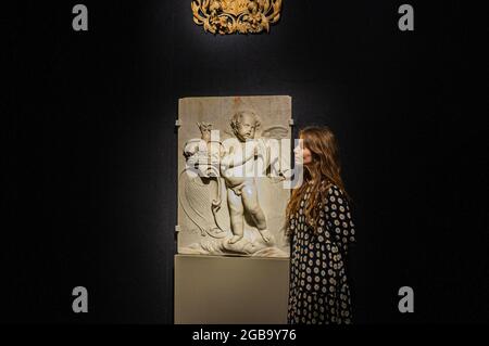 BONHAMS 2 août 2021. Relief, marbre, Putto tenant la couronne et les armoiries de l'Irlande, style d'Arnold Quellin ou Grinling Gibbons, Angleterre, vers 1686, sur prêt du Victoria and Albert Museum, une Bonhams a accueilli une exposition à New Bond Street.siècles dans la fabrication, l'exposition, En partenariat avec la Grinling Gibbons Society, marque le lancement d'une exposition nationale célébrant la vie, le génie et l'héritage du maître sculpteur et sculpteur en bois du XVIIe siècle, Grinling Gibbons. L'exposition débute le mardi 3 août - 300 ans après la mort de Gibbons. Crédit Banque D'Images