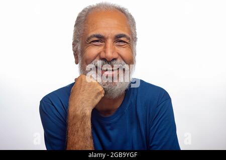 UN VIEIL HOMME RIANT AVEC JOIE DEVANT L'APPAREIL PHOTO Banque D'Images