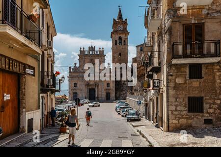 Caccamo,Sicile-juin 10,2021.Piazza Duomo avec la cathédrale de la ville, dédiée à Saint George.ville médiévale avec célèbre impressionnant château normand.pittoresque Banque D'Images