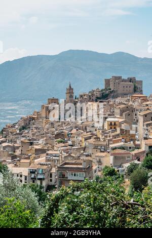 Caccamo, Sicile, Italie. Vue sur la ville médiévale populaire au sommet d'une colline avec un impressionnant château normand et la campagne environnante. Paysage italien. Pittoresque Banque D'Images