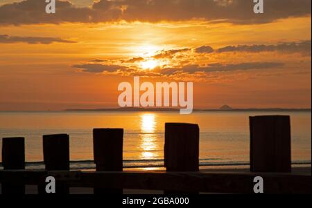 Portobello, Édimbourg, Écosse, météo britannique. 3 août 2021. Lever de soleil frais et coloré au-dessus du Firth of Forth avec une température de 8 degrés centigrade. Crédit : Arch White/Alamy Live News Banque D'Images