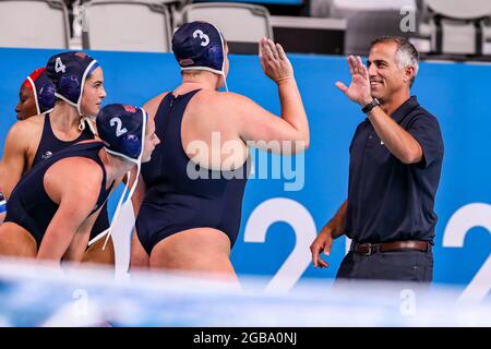 TOKYO, JAPON - AOÛT 3 : Rachel Fattal des États-Unis, Maddie Musselman des États-Unis, Melissa Seidemann des États-Unis, entraîneure en chef Adam Krikorian des États-Unis lors du match de quart-finale des femmes du tournoi de water-polo olympique de Tokyo 2020 entre le Canada et les États-Unis au Tatsumi Waterpolo Centre le 3 août, 2021 à Tokyo, Japon (photo de Marcel ter Bals/Orange Pictures) crédit: Orange pics BV/Alay Live News Banque D'Images