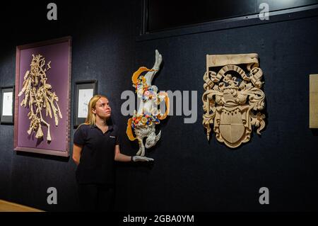 BONHAMS 2 août 2021. Un lièvre de cire de l'artiste contemporain Rebecca Stevenson, inspiré par l'œuvre de Grinling Gibbons. Une exposition organisée par Bonhams à New Bond Street. Des siècles en préparation. L'exposition, qui est en partenariat avec la Grinling Gibbons Society, marque le lancement d'une exposition nationale célébrant la vie, le génie et l'héritage du maître sculpteur et sculpteur en bois du XVIIe siècle, Grinling Gibbons. L'exposition débute le mardi 3 août - 300 ans après la mort de Gibbons. Credit amer ghazzal/Alamy Live News. Banque D'Images