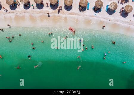 Porto Vathy, Marble Beach, Thassos, Grèce- 19 juillet 2021: Vue aérienne de la plage de Porto Vathy d'une mer Méditerranée émeraude et transparente avec un Banque D'Images