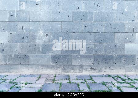 Le mur avec des briques blanches gris clair et une décoration de trottoir pavée pour l'arrière-plan. Photo de haute qualité Banque D'Images