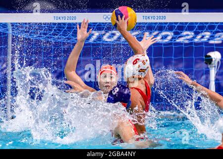 TOKYO, JAPON - AOÛT 3: Zewen Deng de Chine, Irene Gonzalez d'Espagne pendant le quart de finale des femmes du tournoi olympique de water-polo de Tokyo 2020 entre l'Espagne et la Chine au centre de Waterpolo de Tatsumi le 3 août 2021 à Tokyo, Japon (photo de Marcel ter Bals/Orange Pictures) Credit: Orange pics BV/Alay Live News Banque D'Images