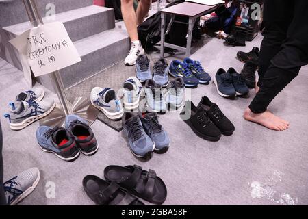 Tokio, Japon. 31 juillet 2021. Judo : Jeux Olympiques, équipe, mixte, finale. Judoka a pris ses chaussures pour la cérémonie de remise des prix. Credit: Friso Gentsch/dpa/Alay Live News Banque D'Images