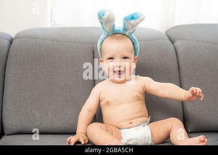 Garçon habillé comme un lapin et des œufs de Pâques Banque D'Images