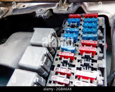 Boîte à fusibles voiture colorée et fusibles de protection multiples. Banque D'Images