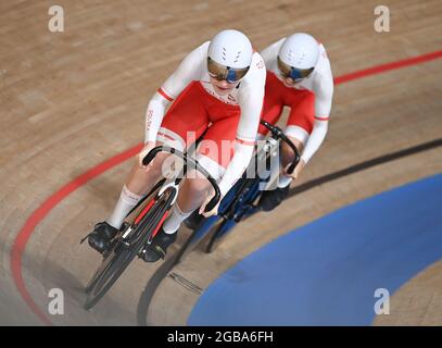 Izu, Japon. 02 août 2021. Cyclisme : Jeux Olympiques, cyclisme sur piste, sprint d'équipe, femmes, finale. Marlena Karwacka (devant) et Urszula Los de Pologne à Aktoin. Credit: Sebastian Gollnow/dpa/Alay Live News Banque D'Images