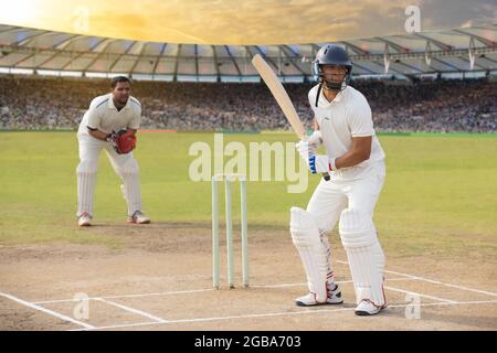 Batteur Cricketer au pli en attendant la balle. Banque D'Images