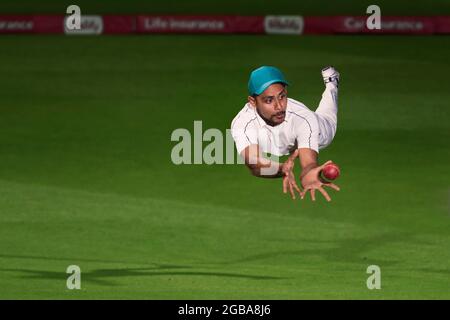 Plongée de terrain pour prendre un ctach dans le stade Banque D'Images