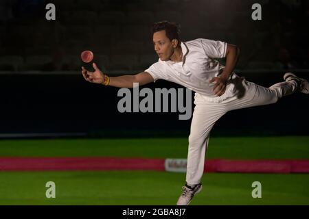 Plongée de terrain pour prendre un ctach dans le stade Banque D'Images
