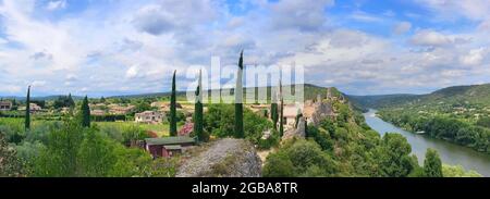 Vue panoramique sur le village médiéval d'Aigueze et l'Ardèche sous un ciel nuageux en France Banque D'Images