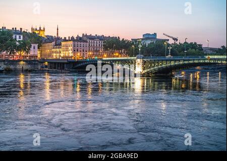 Le pont de l'université et le quartier de Fourvière en début de soirée, Lyon, France Banque D'Images