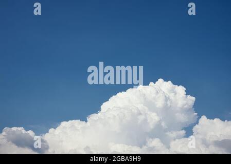 Gros nuages blancs moelleux sur ciel bleu clair. Fond ciel nuageux avec espace de copie. Gros plan sur le nuage Cumulus Banque D'Images